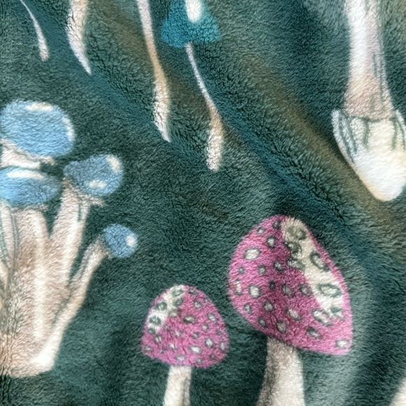 GREEN THROW BLANKET WITH MUTICOLORED MUSHROOM VARIETIES IN PINK, BLUE & GREY - Picture 7 of 9